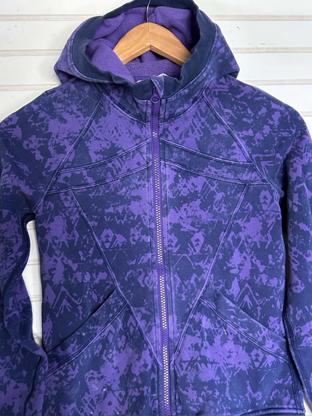 IVIVVA by LULULEMON girls size 10 sweatshirt